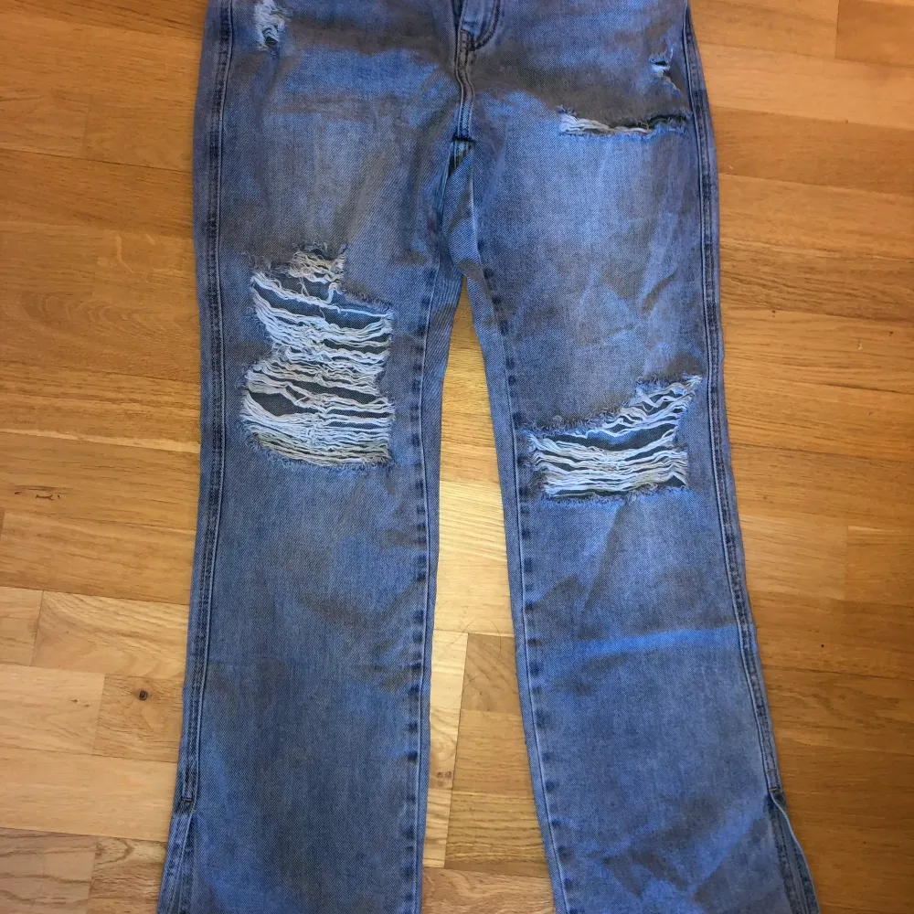 Skitfina jeans med slits på sidorna från Jeans industry (fransk sida) som är för små på mig. Storlek M/38 men passar S skulle jag säga.. Jeans & Byxor.