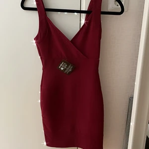 Vinröd klänning från Nelly - Helt ny med prislapp på. 