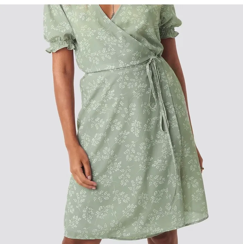 Grön klänning från nakd med sommrigt mönster. Endast använt en gång på skolavslutning, alltså väldigt bra skick! Kontakta för frågor eller fler bilder🌝. Klänningar.