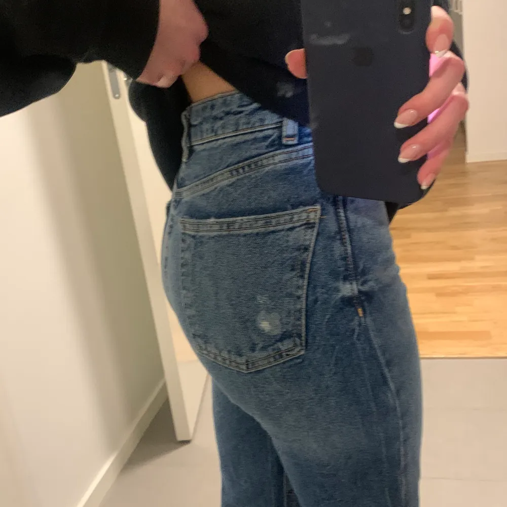 as snygga jeans från Bershka, de kostade 499kr säljer för 250kr. Säljer pga att de är lite för tajta för mig. De är i storlek 32 och jag är 161cm. Jeans & Byxor.