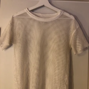 T-shirt från stay, nätmaterial, s - Vit t-shirt från Stay i nätmaterial
