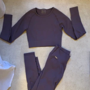 Aim’n Seamless Set - Säljer detta set från Aimn’s seamless kollektion i färgen plum. De är i nyskick då de är sparsamt använda, sitter så snyggt på men har tyvärr för mycket träningskläder! ✨💞 Strl S, Nypris ca 1000 för båda