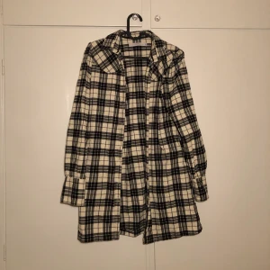 Skjorta  - En lite tjockare skjorta som går att använda som jacka på sommaren och våren. Aldrig använd🥰 (frakt inräknat i priset!!!) 🥳🍃