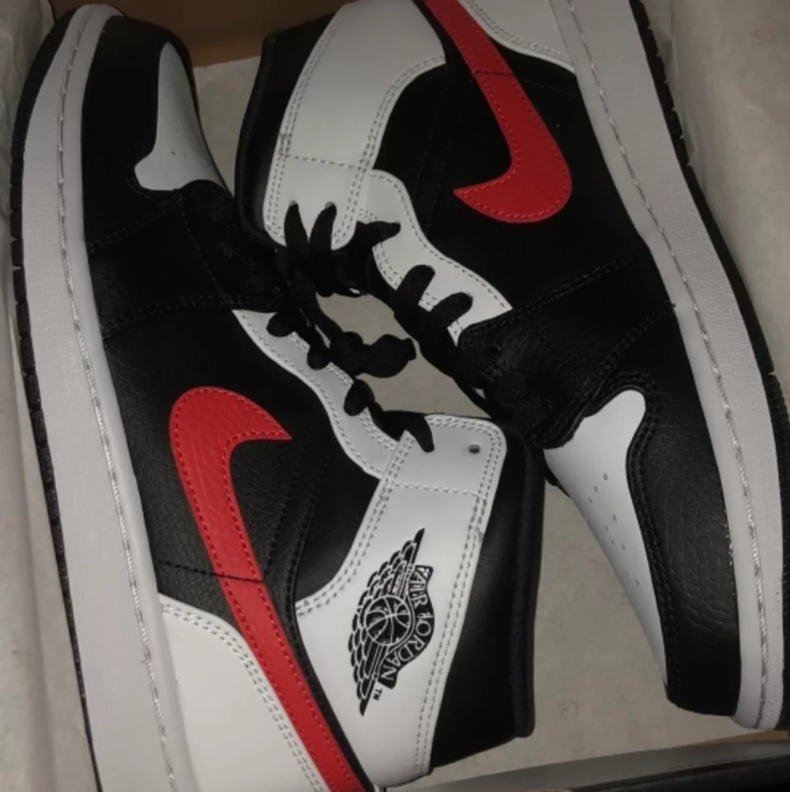 Jordan air 1 mid chili red white 