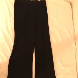 Utsvängda byxor från Cubus  - Storlek S
