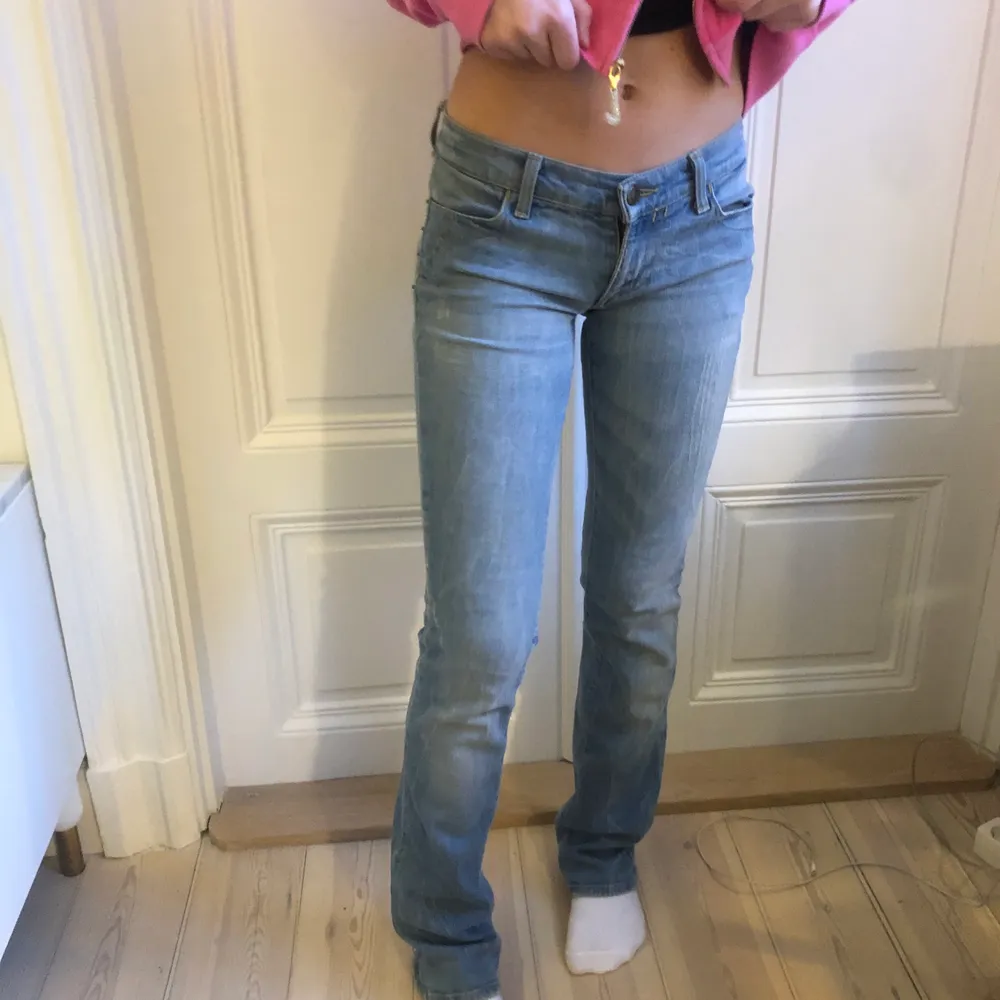 Snygga low waist straight jeans. De har en liten slitning där uppe men inget som märks av särskilt  mycket(kolla bild tre.  Kan mötas upp eller frakta men köparen står för frakten💕. Jeans & Byxor.