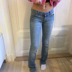 Snygga low waist straight jeans. De har en liten slitning där uppe men inget som märks av särskilt  mycket(kolla bild tre.  Kan mötas upp eller frakta men köparen står för frakten💕