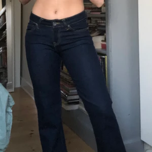 Lågmidjade bootcut jeans - Sjukt snygga lågmidjade, mörkblåa bootcut jeans från DrDenim. Storlek W29 L32, skulle säga att de passar Xs och S. Aldrig använda. 150kr+frakt.