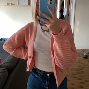 Kofta strl xs  - Jätte fin rosa kofta fån bikbok, som ny då jag bara använt den 1 gång. Köpt för ca 400 men jag säljer för 250💞💞 