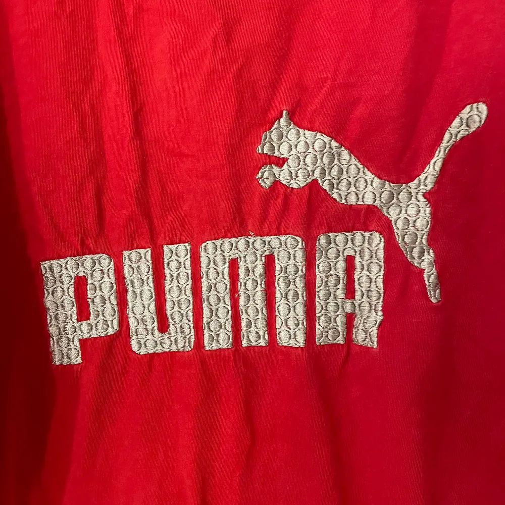 Cool puma t-shirt! Sitter snyggt på mig oversized som vanligtvis är storlek S. Frakt tillkommer💛. T-shirts.