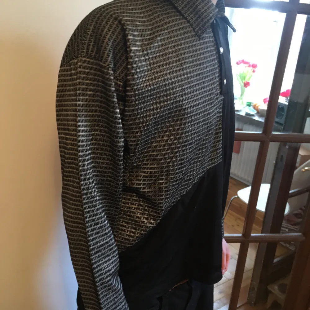 Svart/silvrig Versace skjorta, med medusaheads som knappar. M/L. Skjortor.