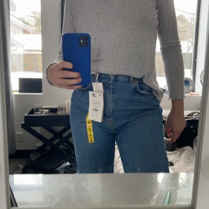 helt nya populära jeans ifrån pull and bear💕 - sitter sjukt fint! Aldrig använda!💕💕💕