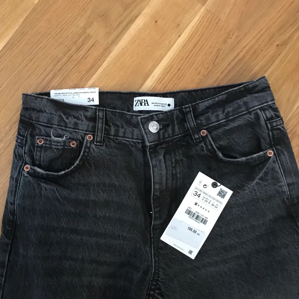 Helt nya och oanvända zara jeans som är slutsålda överallt 💕 Jeansen är i ”mid rise” i den gråa färgen ”rainfall black”. Säljer pågrund av för stora för mig. Hör av er för fler bilder och buda i kommentarerna! 💕💕  . Jeans & Byxor.