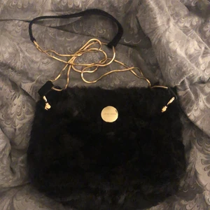 Väska  - Fluffig väska med guld kedjor