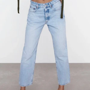 Zara jeans - Säljer dessa as sköna raka jeans från zara i storlek 36. Jeansen sitter vädligt fint hela vägen och färgen är superfin nu till våren.  Den blåa färgen har lite mörkare detaljer vid sömmarna som visas på bilderna. 