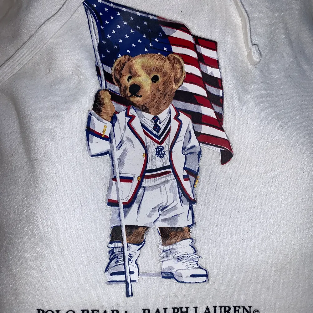 Hoodie från Polo Ralph Lauren. Fint skick men lite noppig. Nypris runt 1800 💙. Tröjor & Koftor.