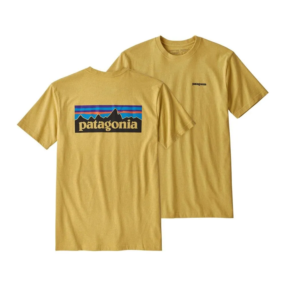 En gul Patagonia T-shirt. Säljer pga använder inte längre. Lite nopprig som man ser man andra bilden men syns inte så tydligt på tröjan.. T-shirts.