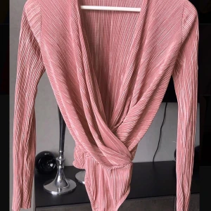 Body - Superfina body, säljer även en likadan cropad top/off shoulder! Storlek XS