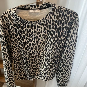 Topp från mango  - Leopard svart vit, passar xs-m