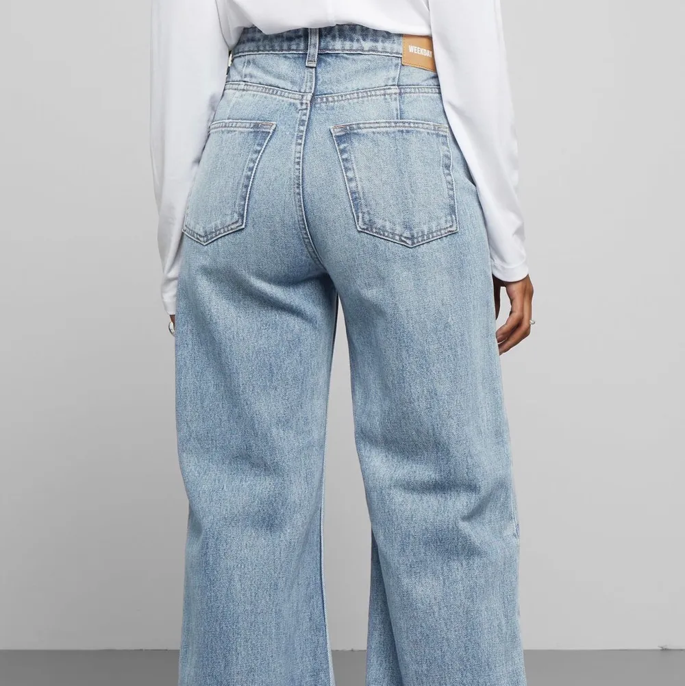 Fina lite vidare Weekday Jeans i modellen ACE och en ljusblå tvätt. De är i bra skick och i storlek W25L32!. Jeans & Byxor.