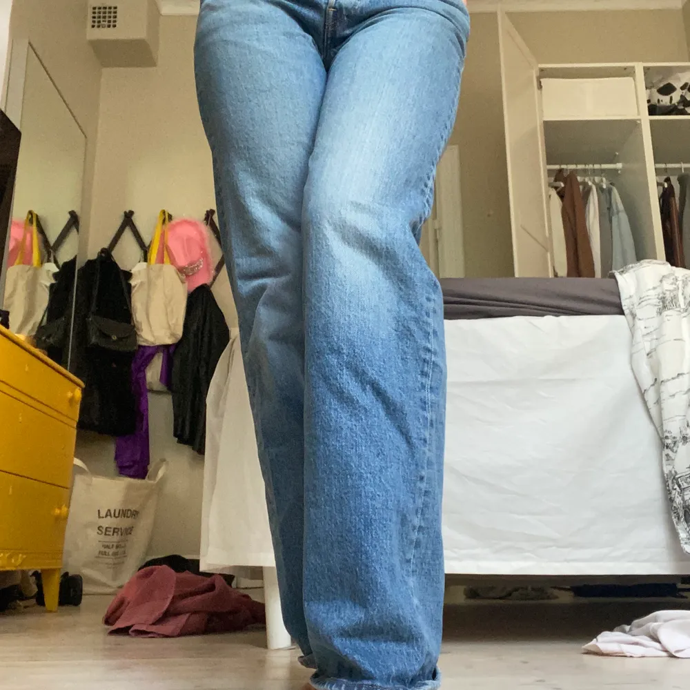 Jeans köpta i Levis butiken i London för mindre än ett år. Köpta för ca 1200kr. Raka sköna högmidjade jeans sitter så snygg i storlek 25. Modellen heter ” ribcage straight! Storlek W25 L29 ! Många är intresserade det är först i kvarn 400kr :). Jeans & Byxor.