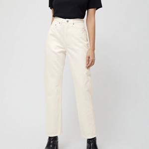 Vita Weekday jeans i modellen Row! De är i storlek W25L32 och är i bra skick. Kan möta upp i Göteborg eller skicka dem!