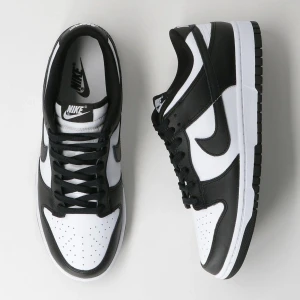 Nike Dunk Low Black White - Har svartvita Nike Dunk Lows i flera storlekar. Alla är självklart äkta och kvitto finns till dem.   Storlekar (som finns kvar): 38 38.5  Pris: 3000 kr st med gratis frakt