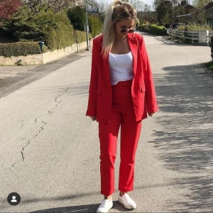 Blazer set - Blazer + kostymbyxor i en röd färg. Storlek 36, fint skick. 100kr för båda 