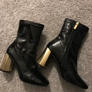 Svarta klackskor med guldklack i storlek 38 - Nyskick! 