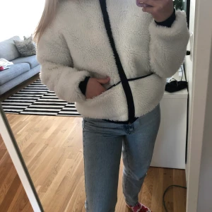 Teddyjacka strl S - Teddyjacka i väldigt bra skick säljes. Storlek: S (oversized). Vit färg med mörkblåa detaljer. Betalning via swish. Avhämtning eller frakt (köparen står för fraktkostnaden). 🌸☺️