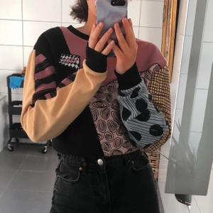 Mönstrad vans tröja - Säljer en cool och unik vanströja i 🛹storlek S🛹.       Använd 1-2 ggr. Nypris: 700kr Mittpris: 300kr🖤