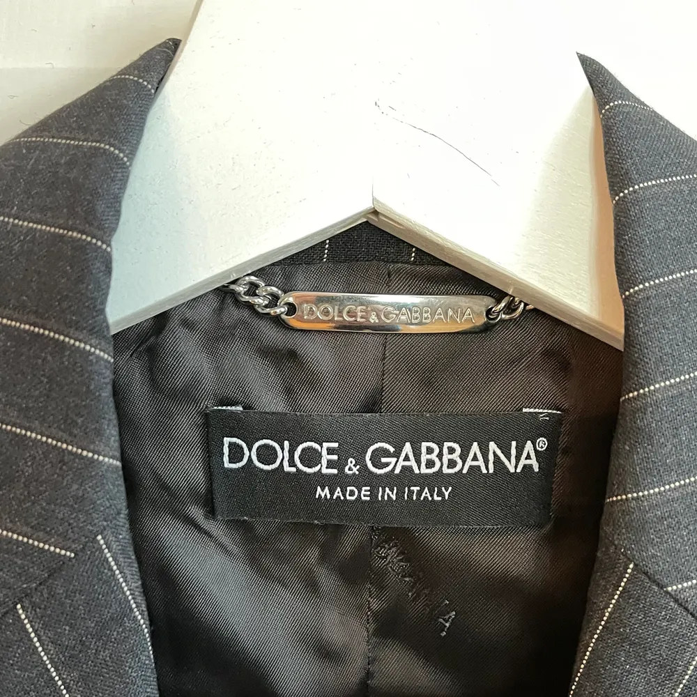 Köpt här på Plick för 550kr+frakt, var tyvärr för liten så säljer vidare. Väldigt fint skick, svart & vit, tidlös kavaj! Från Dolce & Gabbana (ÄKTA) i strl 40. Liten i storleken så mer som en 36. . Kostymer.