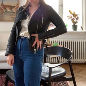 Skinnjacka chiquelle - Snygg skinnjacka i stl 36. Vid intesse kan jag skicka fler bilder. Köparen står för frakten.❤️ Jackan är något liten i storleken så passar för 32-36.