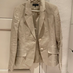 Beige blazer - Beige blazer, somrig och skön! Sitter lite oversized på mig som har S. 