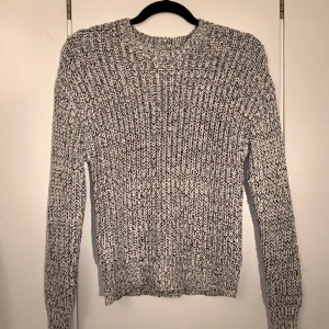 Stickad tröja  - Stickad tröja. Sitter som en Small men storleken är XS. Köparen står för frakt 