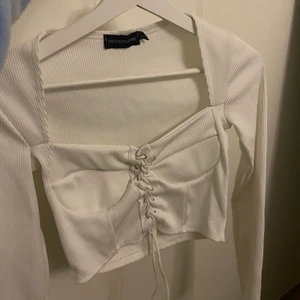 Vit topp från prettylittlething  - Säljer denna snygga toppen frå prettylittlething. Storlek Uk 6, 100kr + frakt köparen står för frakt 🥺 (priset kan diskutera) 