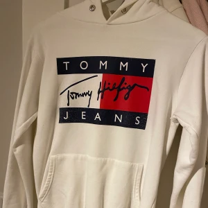 Tommy Hilfiger hoodie  - Vet inte vart den är köpt då jag fick den, men den är inte äkta hilfiger! Frakt tillkommer! 