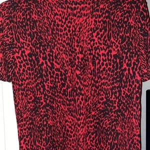 Blus från zara  - Jätte fin blus aktig topp med lite högre krage vid halsen. Använd endast två gånger och säljer pga den ska få komma till användning❤️ köpt för ungefär 250kr❤️