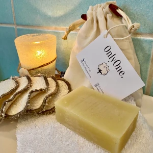 Lyxkitet!!!✨ - Vi är OnlyOne UF och vi producerar återanvändbara och ekologiska bomullspads🤍🤩 Detta är ett av våra kit som består av 10st av våra bomullspads med en tillkommande ekologisk tvättpåse samt en vegansk ansiktsbar. Padsen är handsydda och väldigt skonsamma mot hyn! Gå antingen in på vår hemsida www.onlyoneuf.se och beställ eller i Plick appen!🤎💚