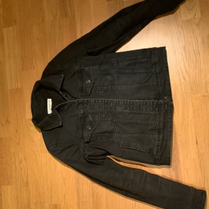 Jeansjacka - Svart jeansjacka från mango i storlek xs. Jackan är i bra skick.