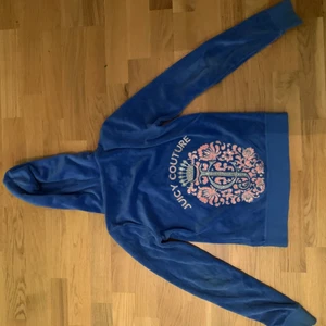 Juicy couture hoodie, barn - Bra skick men slitna armmuddar t.ex. hoodien är i barnstorleken 14, kan översättas till liten xs i damstorlek