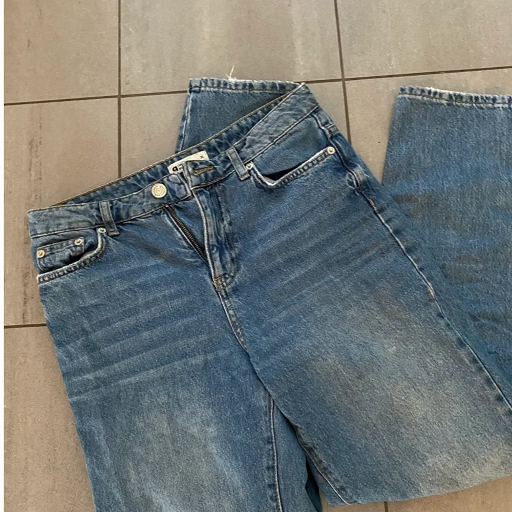 Ett par mom jeans från ginatricot i stl 36❤️ Säljer pga av för små✨. Jeans & Byxor.