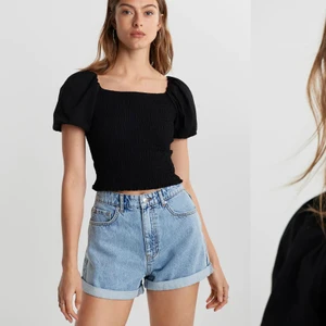 Gina Tricot Topp - Supergullig o fin topp ifrån Gina Tricot 🌟 Köpte den i somras men har tyvärr inte fått någon användning får den, därför säljs den ✨ är i toppenbra skick!! Frakt tillkommer 🌸🌸