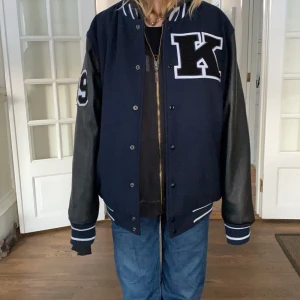 Basebolljacka - Skit snygg marinblå basebolljacka med svarta skinnaarmar . Jättebra skick ❤️ Buda i kommentarerna 