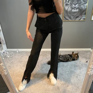 Kostymbyxor med slit  - Svarta kostymbyxor med slit från zara, knappt använda då jag har flera stycken andra! Storlek xs , nypris 599kr