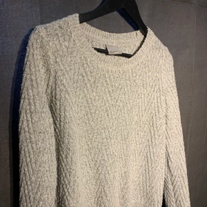Vero Moda stickad tröja - Grå stickad tröja från Vero Moda i jättefint mönster. Köpt för 299kr och säljer nu för 50kr 💕 kortare i modellen så man slipper stoppa in den i byxorna