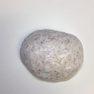 Vitt fluffy slime med rosa glitter i ! - Det är ett rosa fluffy slime med rosa glitter i, det är inte sticka alls och det är hemmagjort 25 kr med frakt! 