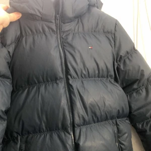 Tommy Hilfiger jacka blå - En jacka från Tommy Hilfiger som är blå. Skulle säga marinblå, och röd inuti. Storlek 164