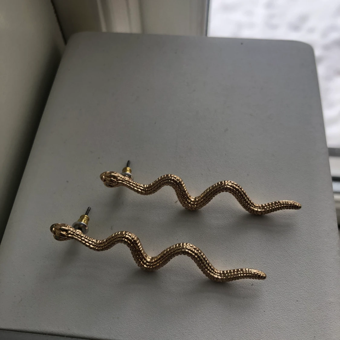 Orm guld öronhängen  - 91