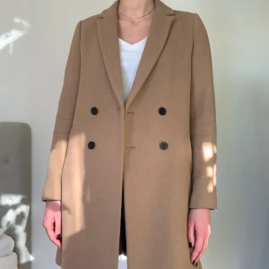 Kappa - Kappa från Zara i storlek S, använd men har mycket kvar att ge! Hel och ren 🌟 51% ull så kan användas när det är lite kallare ute. 